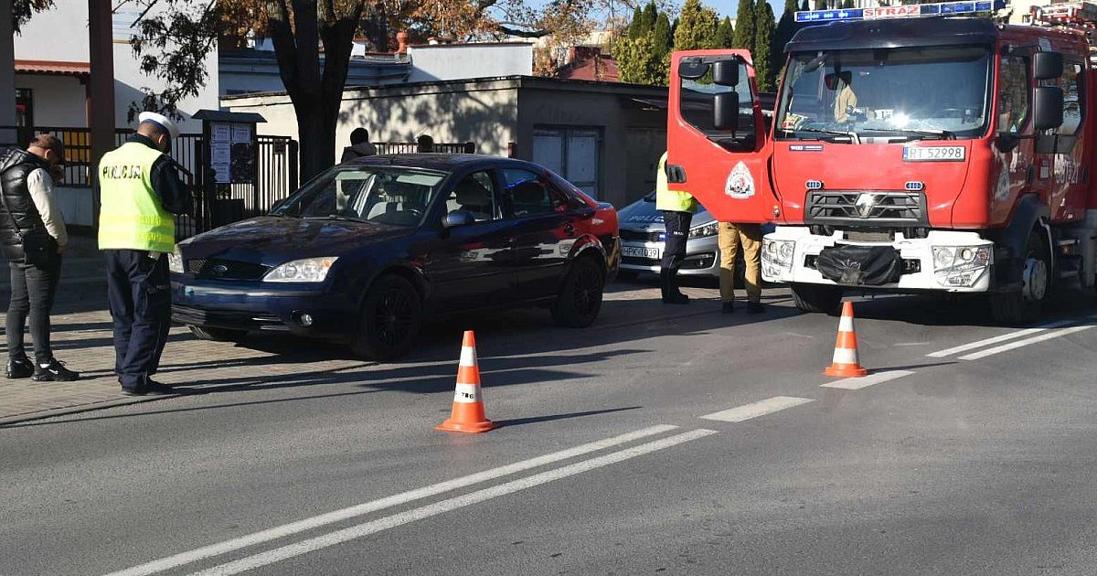 Tarnobrzeg. Otwierając drzwi od samochodu uderzył kobietę. Wezwano służby [ZDJĘCIA]