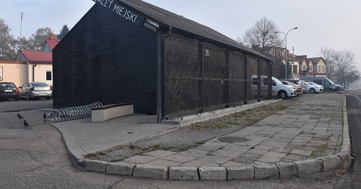 Co z remontem parkingu i chodników przy szalecie miejskim w Tarnobrzegu? [ZDJĘCIA]