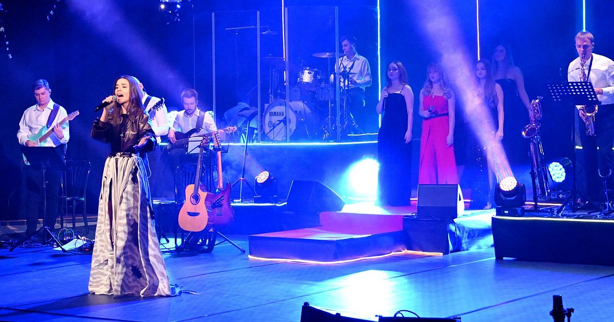 Świetny koncert tarnobrzeskiej młodzieży w przeddzień Święta Niepodległości. Na scenie TDK był "ogień" [ZDJĘCIA]