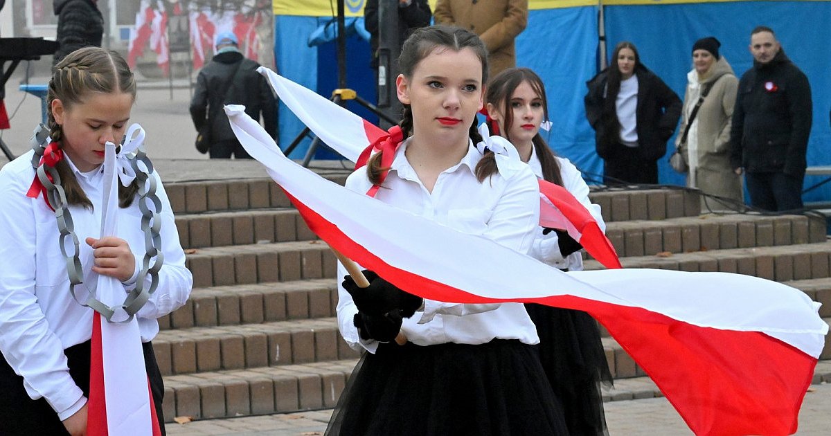 Piknik Patriotyczny na Święto Niepodległości w Tarnobrzegu. Był poczęstunek, występy artystyczne i wspólne śpiewanie [ZDJĘCIA]
