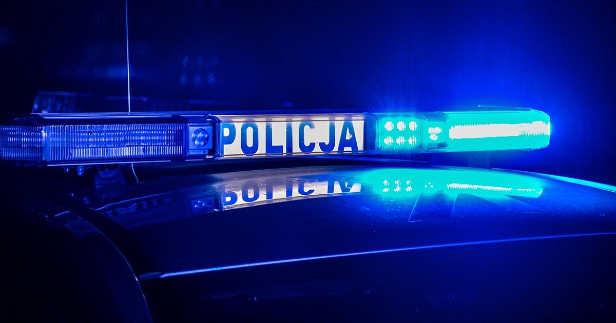 Trzy samochody uszkodzone na oblodzonym moście w Jamnicy