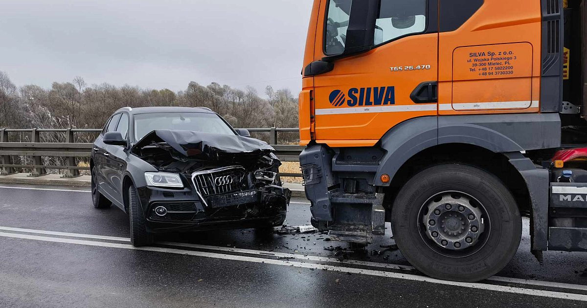 Zablokowany most w Stalowej Woli, zderzyły się dwa pojazdy