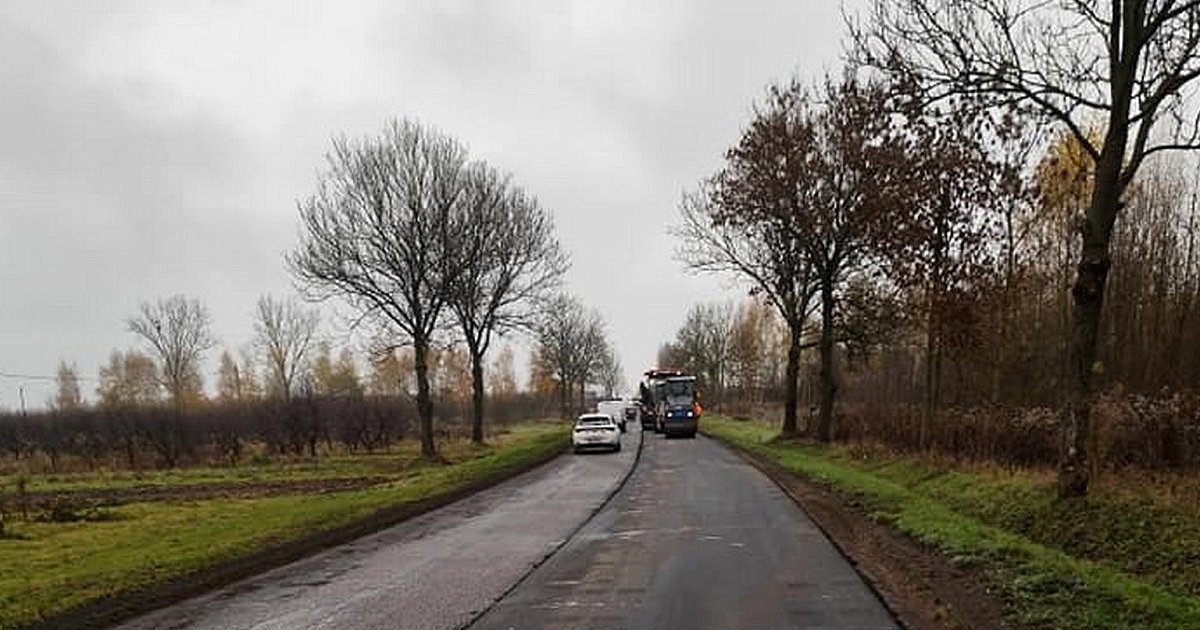 Kolejny odcinek drogi wojewódzkiej Klimontów-Koprzywnica z nowym asfaltem