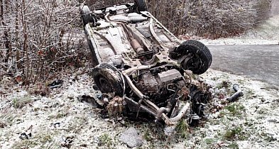 Pow. staszowski. Peugeot uderzył w bwm, a potem dachował [ZDJĘCIA]-217215