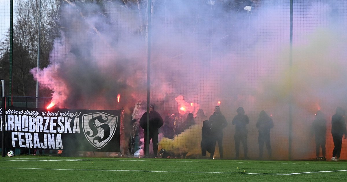 Wspólny doping kibiców Siarki i Czarnych Połaniec na ostatnim meczu w tym roku [FOTO]
