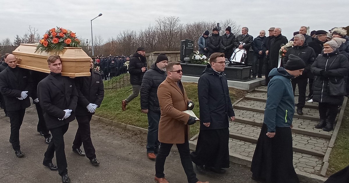 Tłumy pożegnały w Staszowie zmarłego insp. Ryszarda Komańskiego, szefa sandomierskiej policji [ZDJĘCIA]