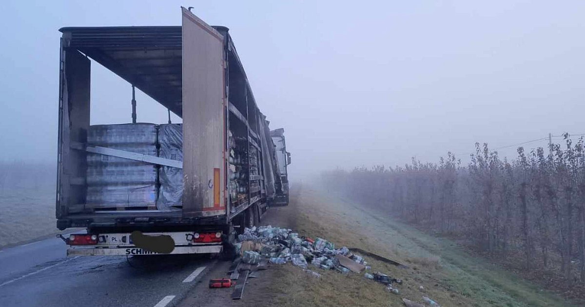 Na krajowej "79" w pow. sandomierskim zapaliła się naczepa [ZDJĘCIA]