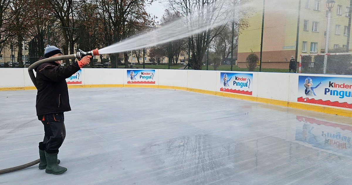 Sandomierskie sztuczne lodowisko już rozłożone. Od kiedy będzie można z niego korzystać?