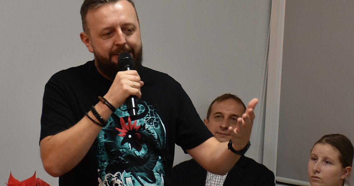 Michał Śmielak o swojej sandomierskiej powieści. Na spotkanie w bibliotece przyszło wielu sympatyków jego twórczości