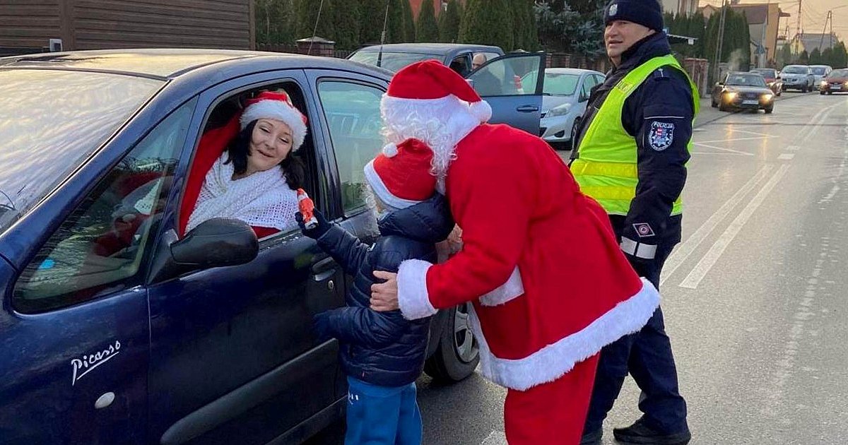 Mikołajkowa akcja uczniów i policjantów w Sandomierzu. Dzieci wręczały słodycze. Rózgi okazały się niepotrzebne