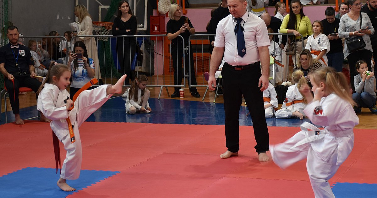 Młodzi zawodnicy z całego kraju na turnieju karate w Sandomierzu [ZDJĘCIA]
