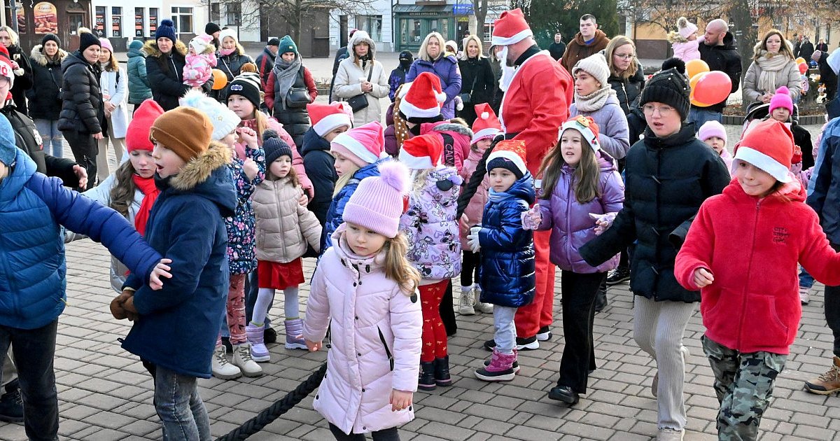 Mikołaje, wszędzie Mikołaje... fantastyczna impreza w Tarnobrzegu towarzysząca 21. Paradzie Mikołajów [ZDJĘCIA]