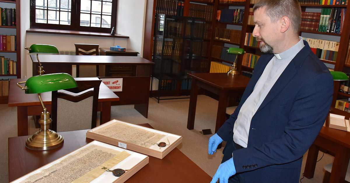 Cenne rękopisy ze zbiorów Biblioteki Diecezjalnej w Sandomierzu po konserwacji. Można je zobaczyć na wystawie [ZDJĘCIA]