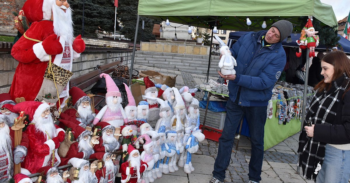 Świątecznie na sandomierskim Rynku. Rozpoczął się tam trzydniowy Kiermasz Mikołajkowy [ZDJĘCIA]