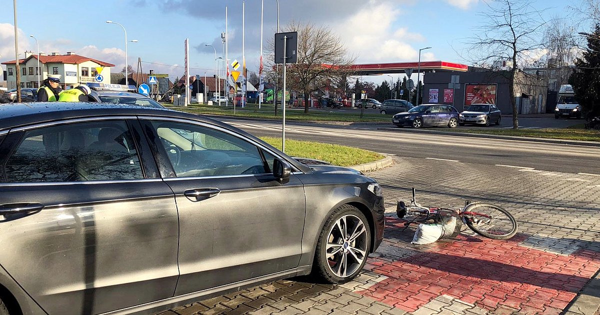 Potrącenie rowerzysty w Tarnobrzegu. Kierowca jednośladu w szpitalu [ZDJĘCIA]