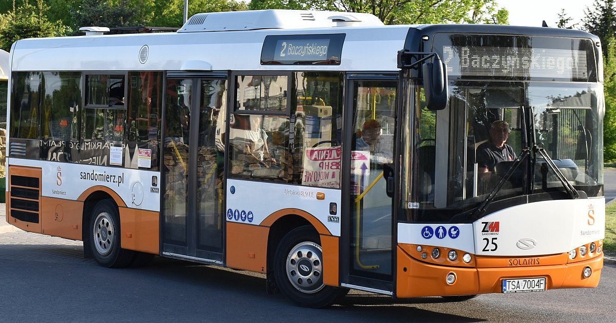 Żeby zapłacić za przejazd nie trzeba już mieć gotówki. Terminale  płatnicze w sandomierskich autobusach