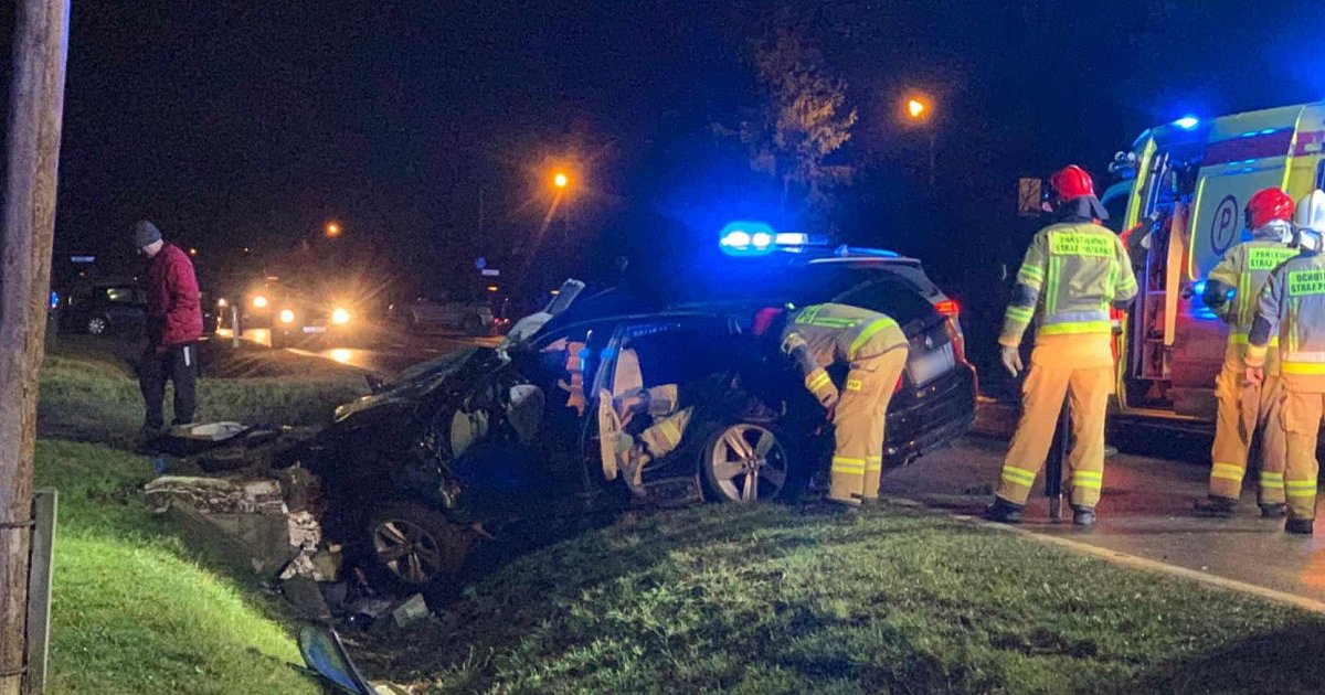 Groźny wypadek w Woli Baranowskiej, kierowca zakleszczony w pojeździe