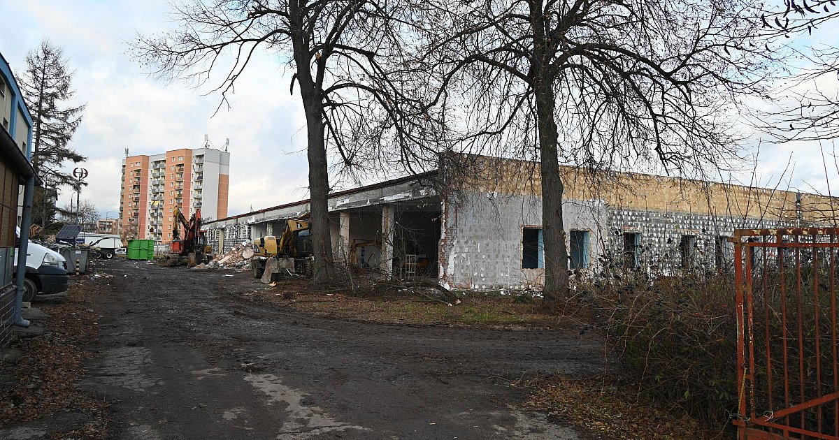 Trwa rozbiórka sklepu DAO w Tarnobrzegu [ZDJĘCIA]