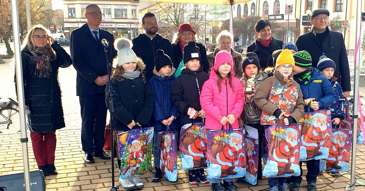 Na placu Bartosza Głowackiego w Tarnobrzegu zaśpiewały dzieci biorące udział w konkursie "Anielskie Kolędowanie"