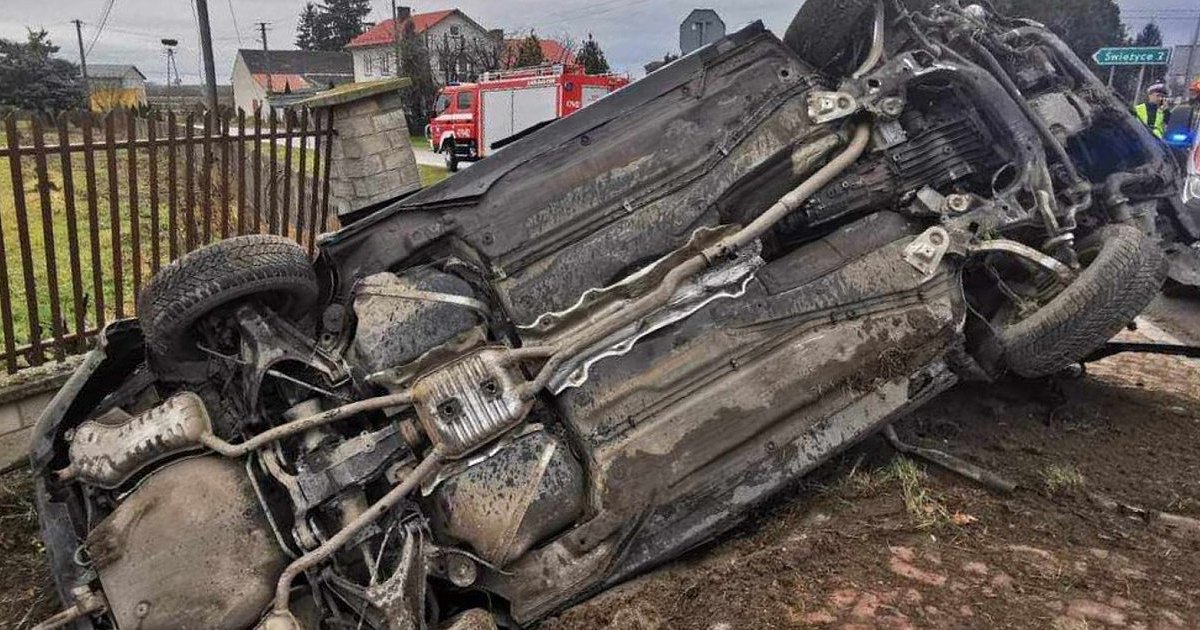 Wypadek na krajowej "79" w powiecie sandomierskim. Kierowca w szpitalu [ZDJĘCIA]