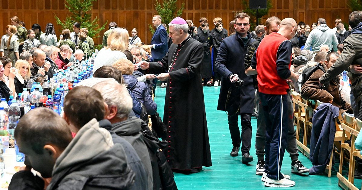 Miejska Wigilia w Tarnobrzegu dla kilkuset gości. Był poczęstunek, łamanie się opłatkiem i kolędy [ZDJĘCIA]