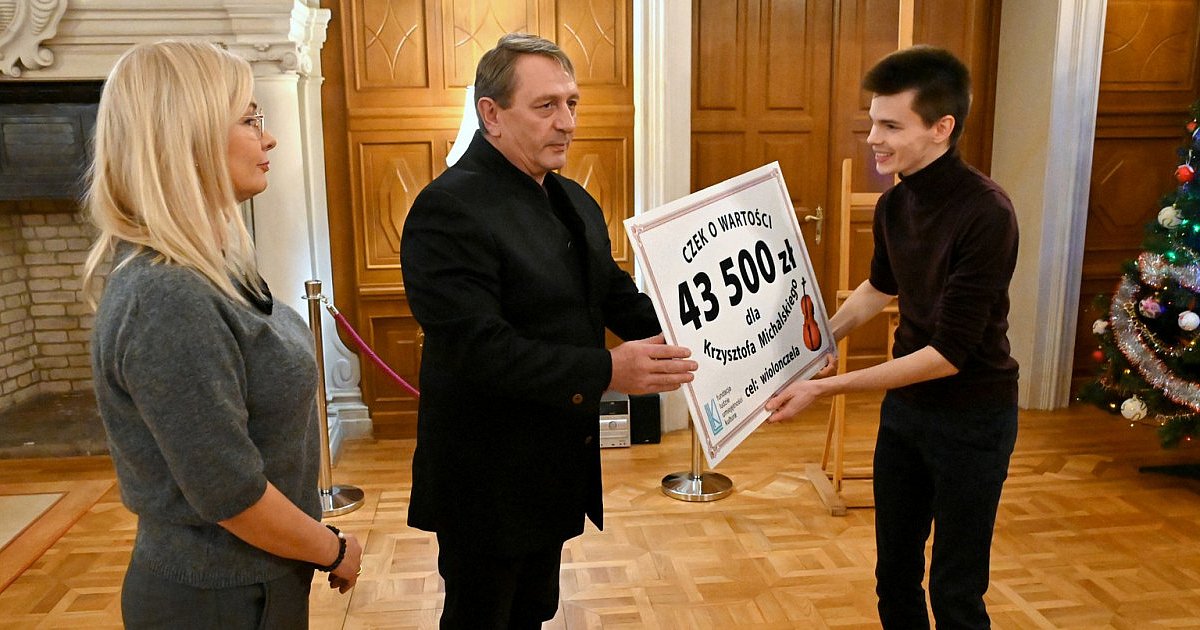 Mecenasi sztuki z kręgów tarnobrzeskiego biznesu przekazali 43500 zł na zakup wiolonczeli dla Krzysztofa Michalskiego