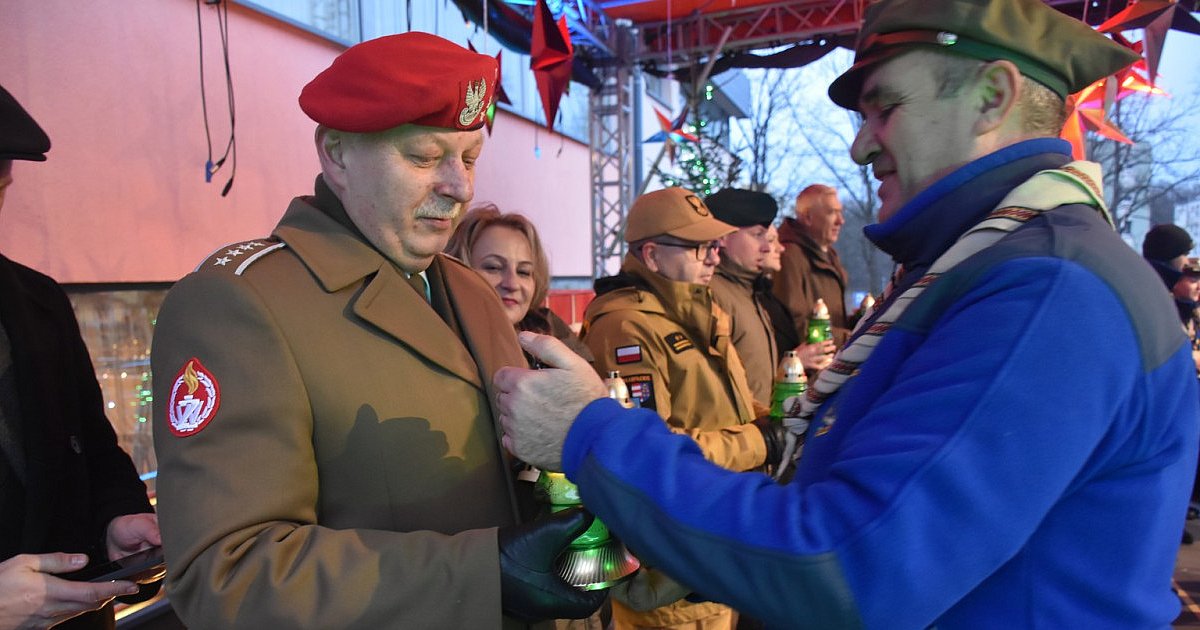 Jarmark Bożonarodzeniowy w Nowej Dębie. Harcerze przekazali Betlejemskie Światło Pokoju [ZDJĘCIA]