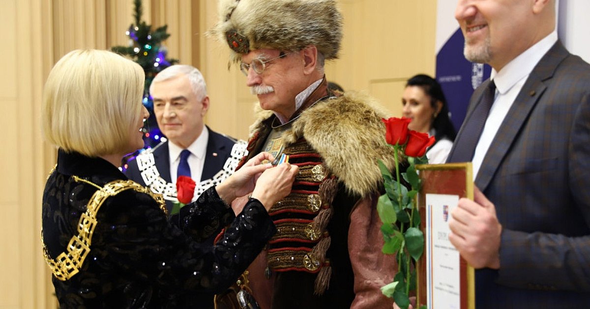 Kasztelan Karol Bury wyróżniony przez władze województwa