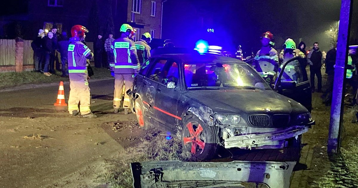 Wypadek w wigilijny wieczór. W Stalach BMW wypadło z drogi i uderzyło w dom... [ZDJĘCIA]