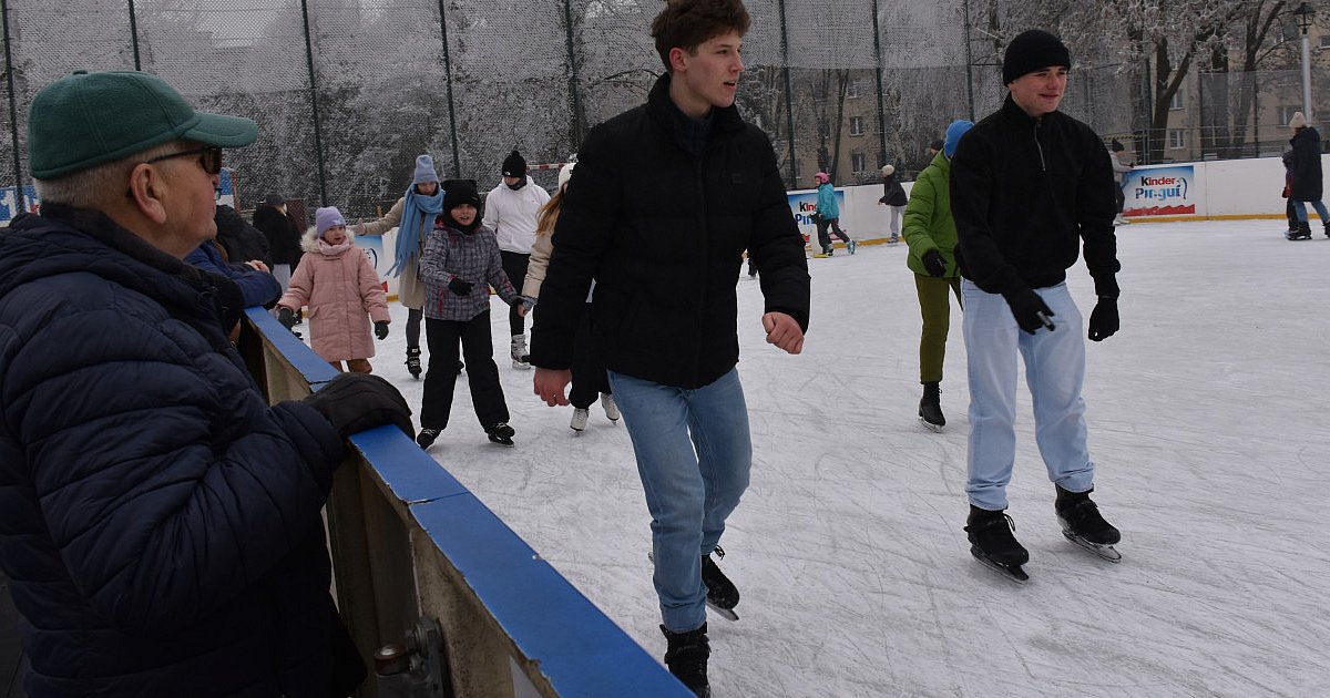 Mnóstwo chętnych do korzystania z sandomierskiego lodowiska. W dwa kolejne świąteczne dni na łyżwach pojeździmy za darmo
