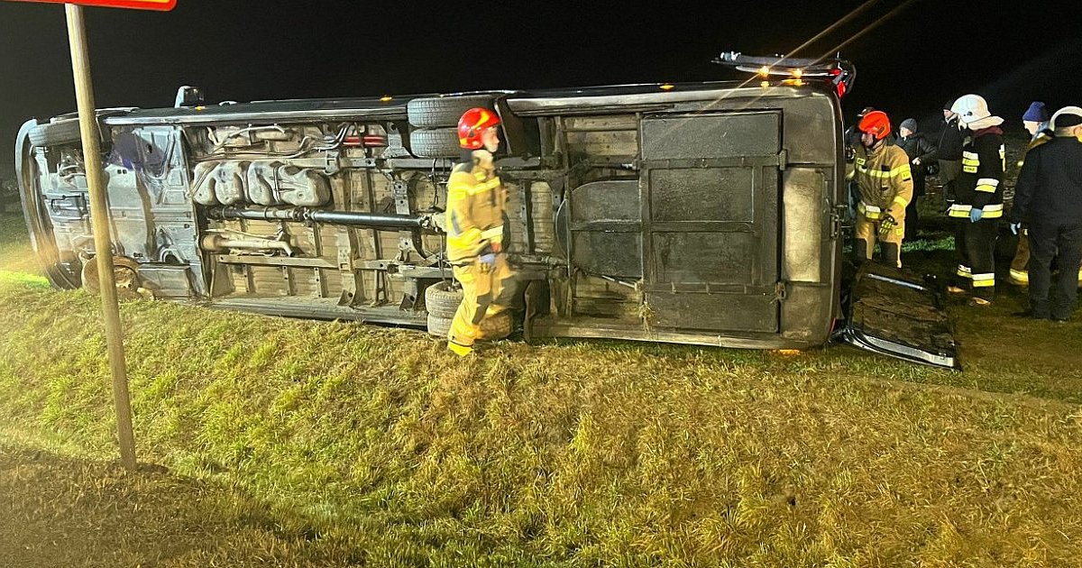 Wypadek busa na drodze Sandomierz-Ożarów. Są ranni. Trasa jest zablokowana [ZDJĘCIA]