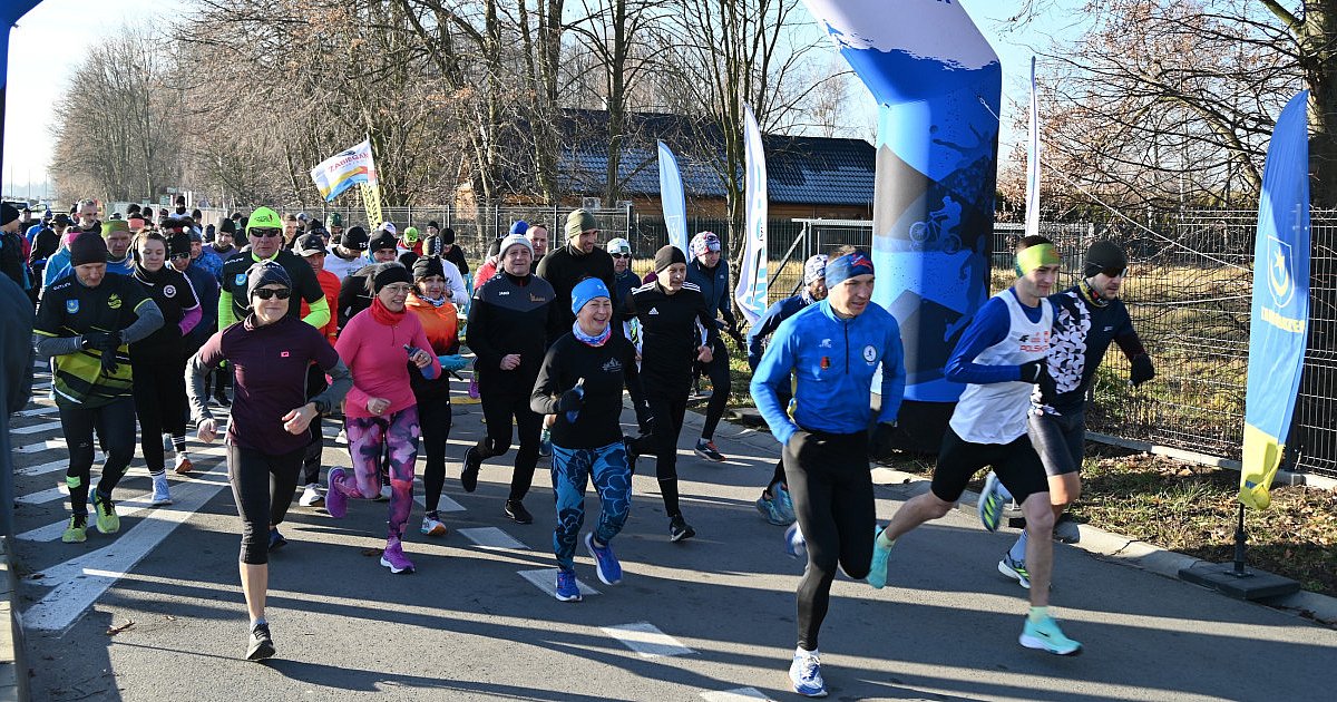 Blisko 200 osób wzięło udział w sylwestrowym biegu dookoła Jeziora Tarnobrzeskiego [ZDJĘCIA]