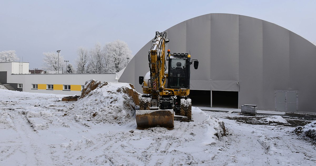 Hala sportowa przy sandomierskiej "jedynce" już stoi. Kiedy uczniowie będą mogli z niej korzystać?