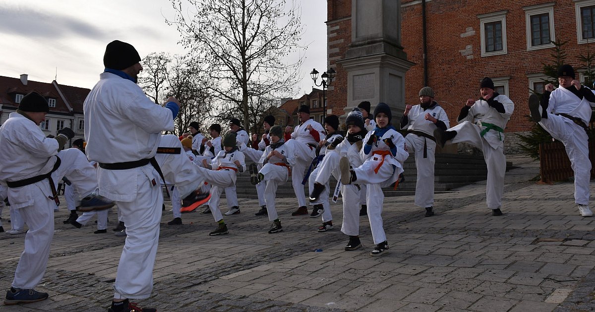 Zaczęli rok od treningu na starówce. Sandomierscy karatecy wierni swojej wieloletniej tradycji  [ZDJĘCIA]