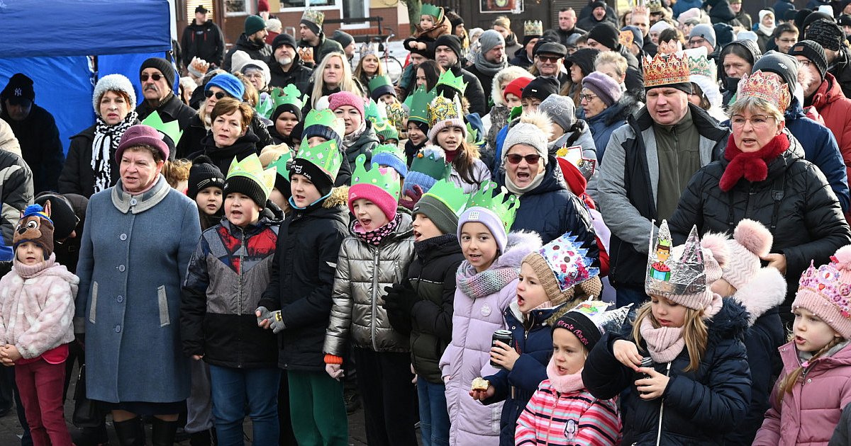 Tarnobrzeżanie tłumnie stawili się na Orszaku Trzech Króli. Na rynku po szczodraki ustawiały się długie kolejki [ZDJĘCIA]