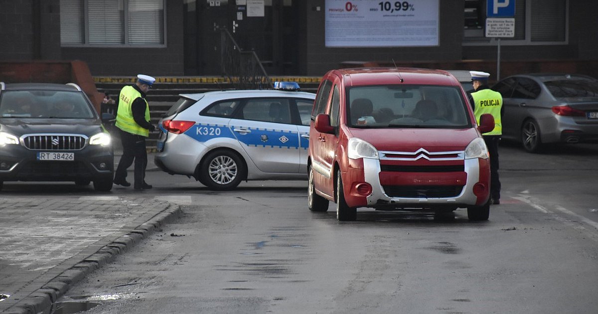 Potrącenie w Tarnobrzegu. Kobieta trafiła do szpitala [ZDJĘCIA]