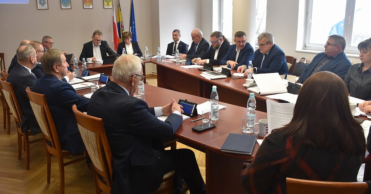 Rada Powiatu Tarnobrzeskiego przyjęła rekordowy budżet na 2025 rok [ZDJĘCIA]