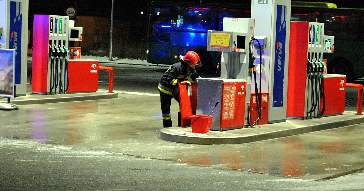 Tarnobrzeg. Samochód uderzył w dystrybutor LPG [ZDJĘCIA]