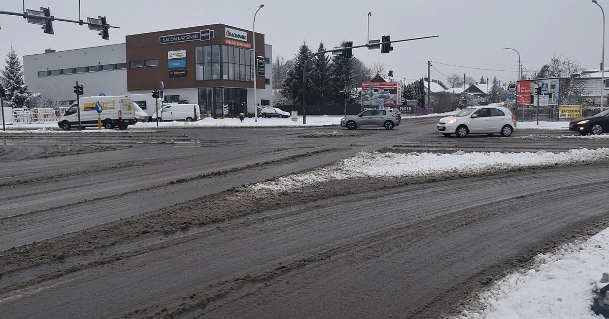 Pierwszy poważny atak zimy w Tarnobrzegu. Pracownicy RDM pracują na drogach miasta [ZDJĘCIA]