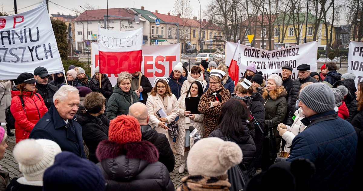 Pracownicy niżańskiego szpitala wyszli na ulicę! [ZDJĘCIA]