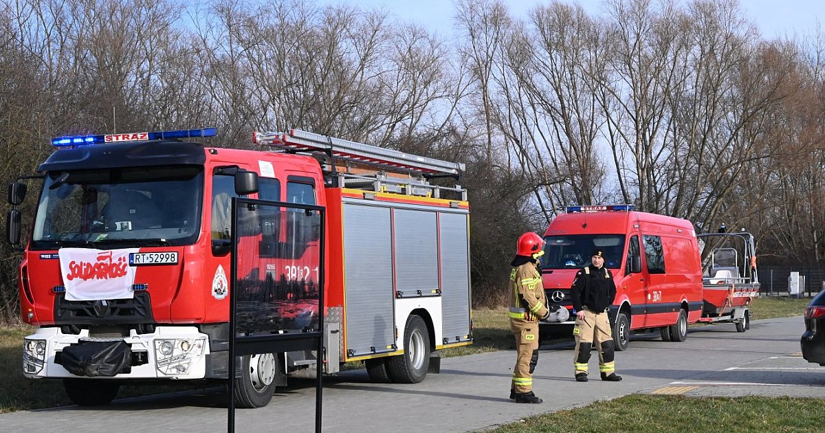 Alarm nad Jeziorem Tarnobrzeskim. Strażacy ruszyli na pomoc mężczyźnie, który wpadł do wody [ZDJĘCIA]