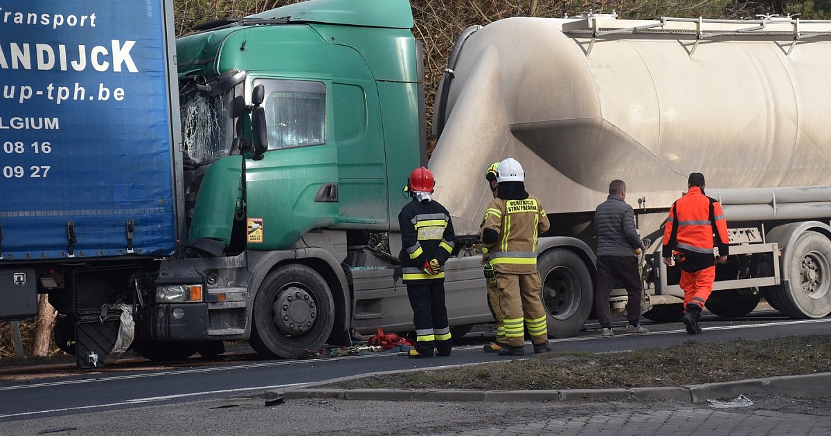 Zderzenie dwóch ciężarówek i osobówki na krajowej "9" pod Tarnobrzegiem [ZDJĘCIA]