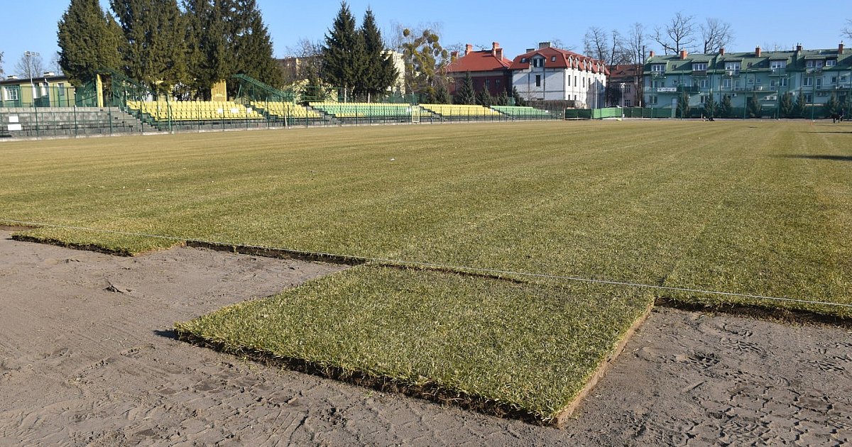 Na płycie boiska Stadionu Miejskiego w Tarnobrzegu układana jest murawa [ZDJĘCIA]