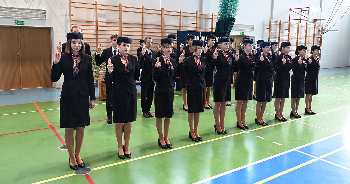 Wyjątkowe ślubowanie stewardess i stewardów w tarnobrzeskiej Prymasówce [ZDJĘCIA]