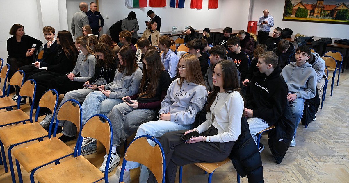 Tarnobrzeska młodzież wzięła udział w konferencji związanej z bezpieczeństwem na drogach #BEZPIECZNIWMROKU [ZDJĘCIA]