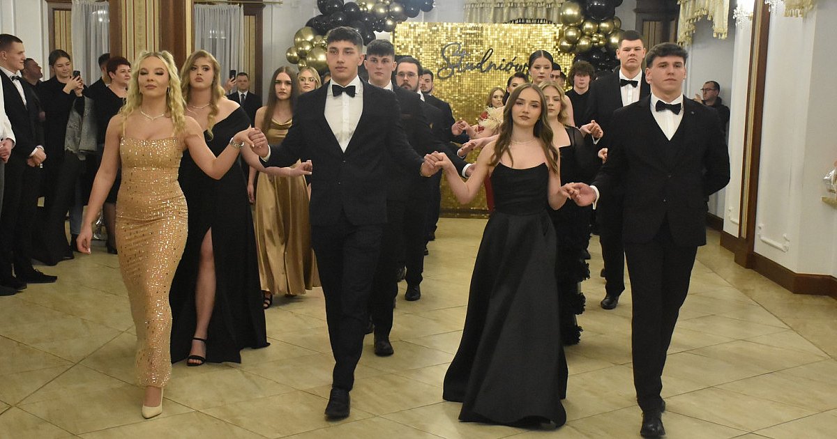 Studniówka Zespołu Szkół w Gorzycach. To już 49. bal maturalny tej szkoły [ZDJĘCIA]