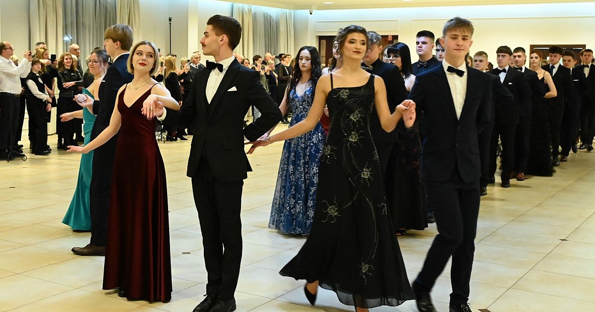 Tak na studniówce bawią się maturzyści ze Społecznego Liceum Ogólnokształcącego im. Małego Księcia w Tarnobrzegu [FOTO]