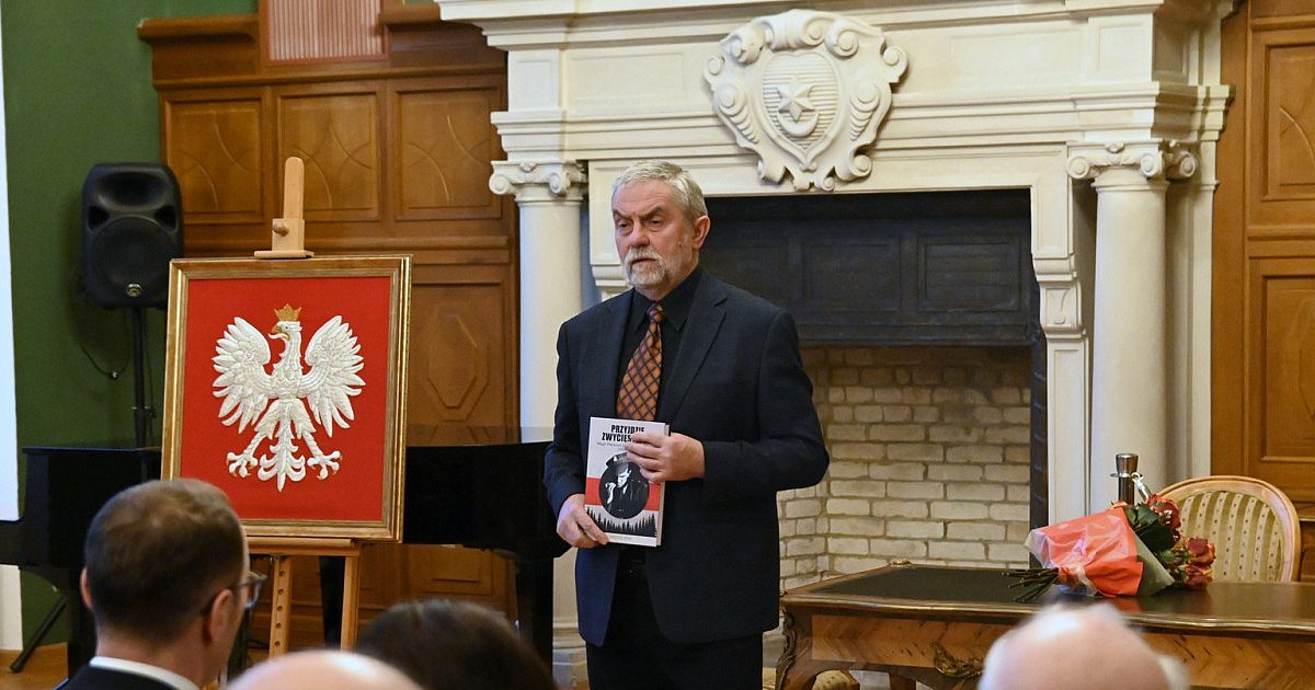 W Tarnobrzegu promowano monografię mjr. Hieronima Dekutowskiego "Zapory". Jej autorem jest prof. Tadeusz Zych [ZDJĘCIA]