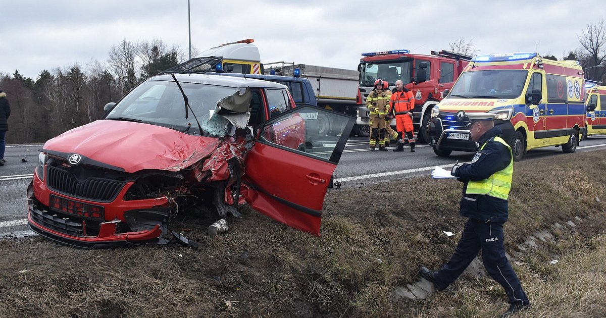 Wypadek na drodze krajowej nr 9 Nowej Dębie. Trzy osoby trafiły do szpitala [ZDJĘCIA]
