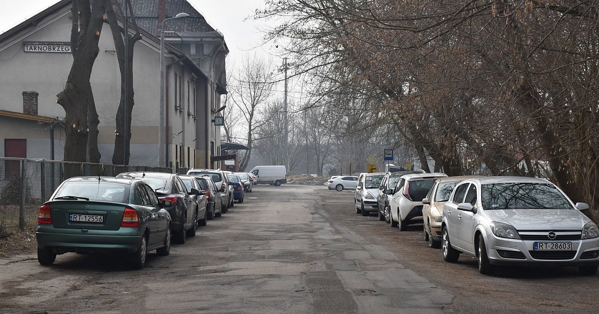 Przy dworcu PKP w Tarnobrzegu brakuje parkingów. Problem jest poważny, ale wygląda na to, że szybko nie zniknie [ZDJĘCIA]